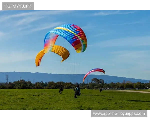 滑翔伞锦标赛：惊险救援上演现实大片