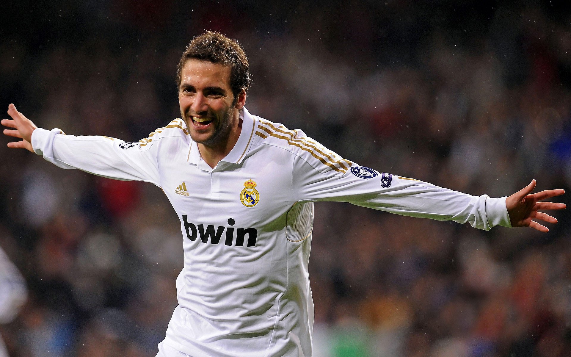 俱乐部与球迷关系互动形式单一